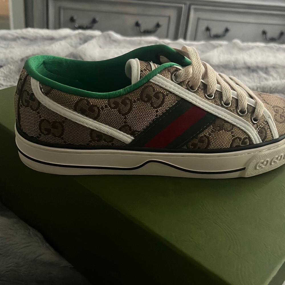 Brand new in box never worn womens Gucci tennis shoe size 38 or 8